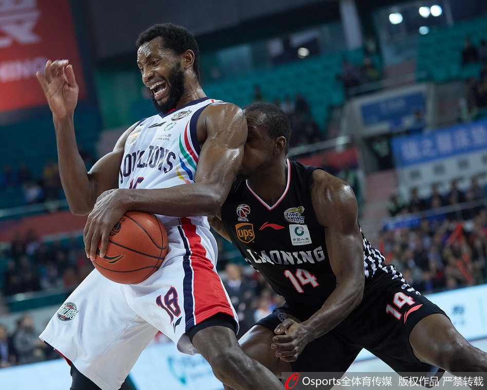 弗雷戴特高高跃起出手三分，防守球员封堵不及，皮球在空中划出完美弧线