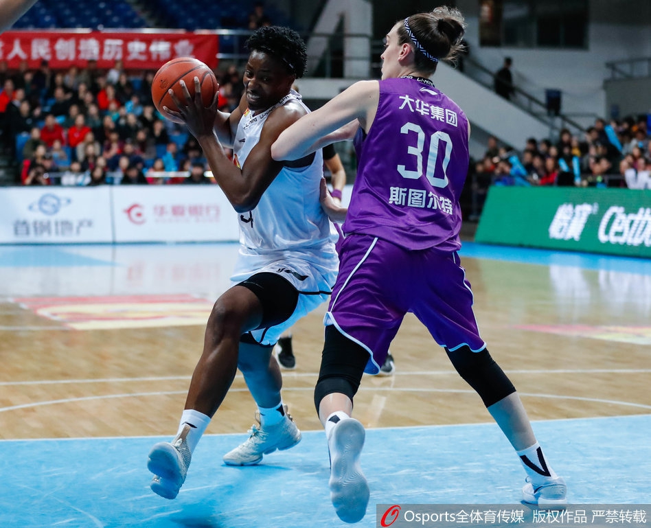 北京队核心邵婷在对手严防下依然冷静传球，她犀利的突破是撕开上海防线的利器。