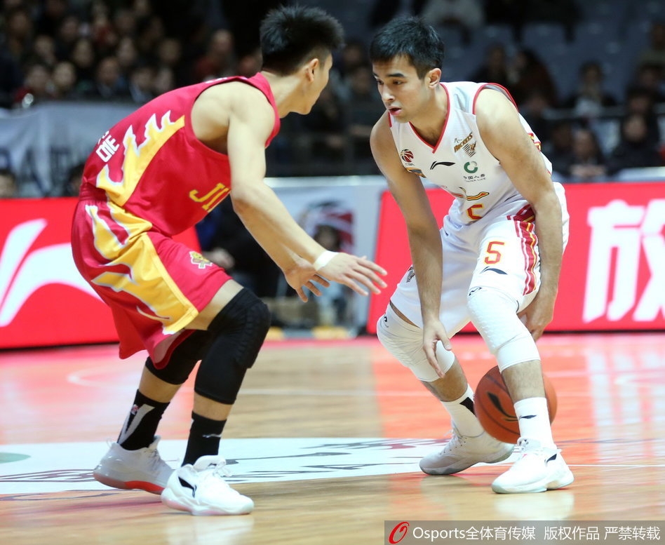 胜利的哨声吹响,八一队的全体队员激动地围聚在场地中央,他们紧紧相拥,脸上洋溢着久违的、发自内心的笑容,这一刻的荣耀属于不屈的铁军精神。