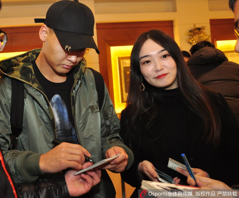 广东队主教练尤纳斯神情严肃地走在队伍前列，目光如炬审视着陌生的环境，手中紧握的战术板上似乎已写满了对山东主场的气势的应对之策。