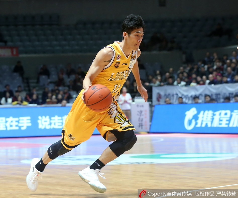 八一队后卫阿尔斯兰面对福特森的贴身紧逼,冷静地运球寻找节奏,他在本场比赛中多次命中高难度投篮,是球队进攻端最犀利的尖刀。