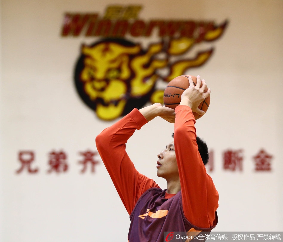 轩轩认真观看广东宏远队训练,他专注的眼神仿佛忘记了病痛,这一刻他不再是病人,而是一个纯粹热爱篮球的少年。