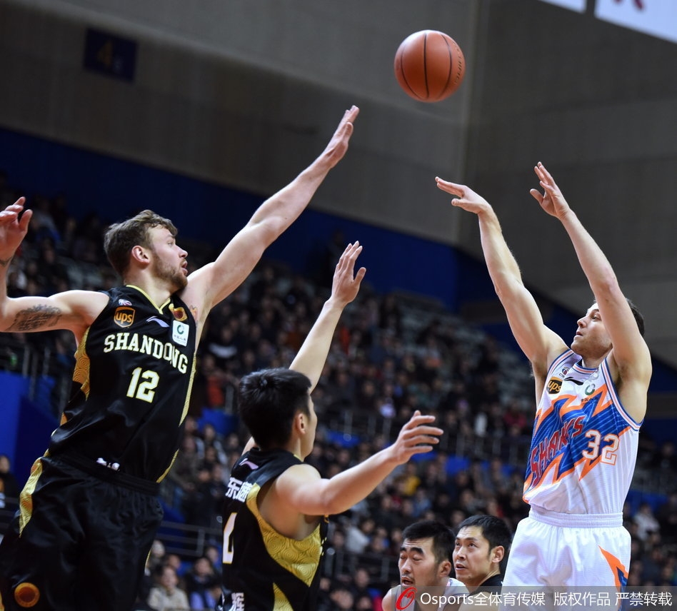 张兆旭高高跃起，在对方内线头上生生摘下一个宝贵的前场篮板，这是他本场防守端强硬表现的一个缩影。