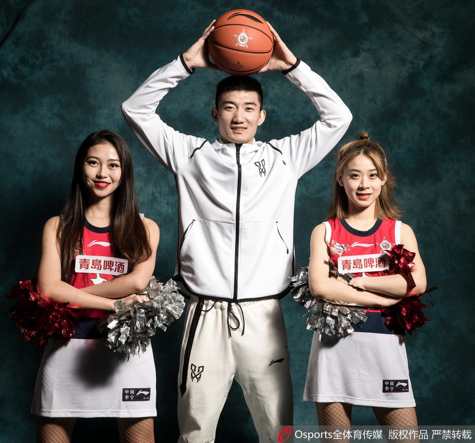 北区星锐队员合影中，阿不都沙拉木面带微笑，眼神中透露出超越年龄的成熟与自信，队友们肩并肩站在一起，兄弟情谊溢于言表。