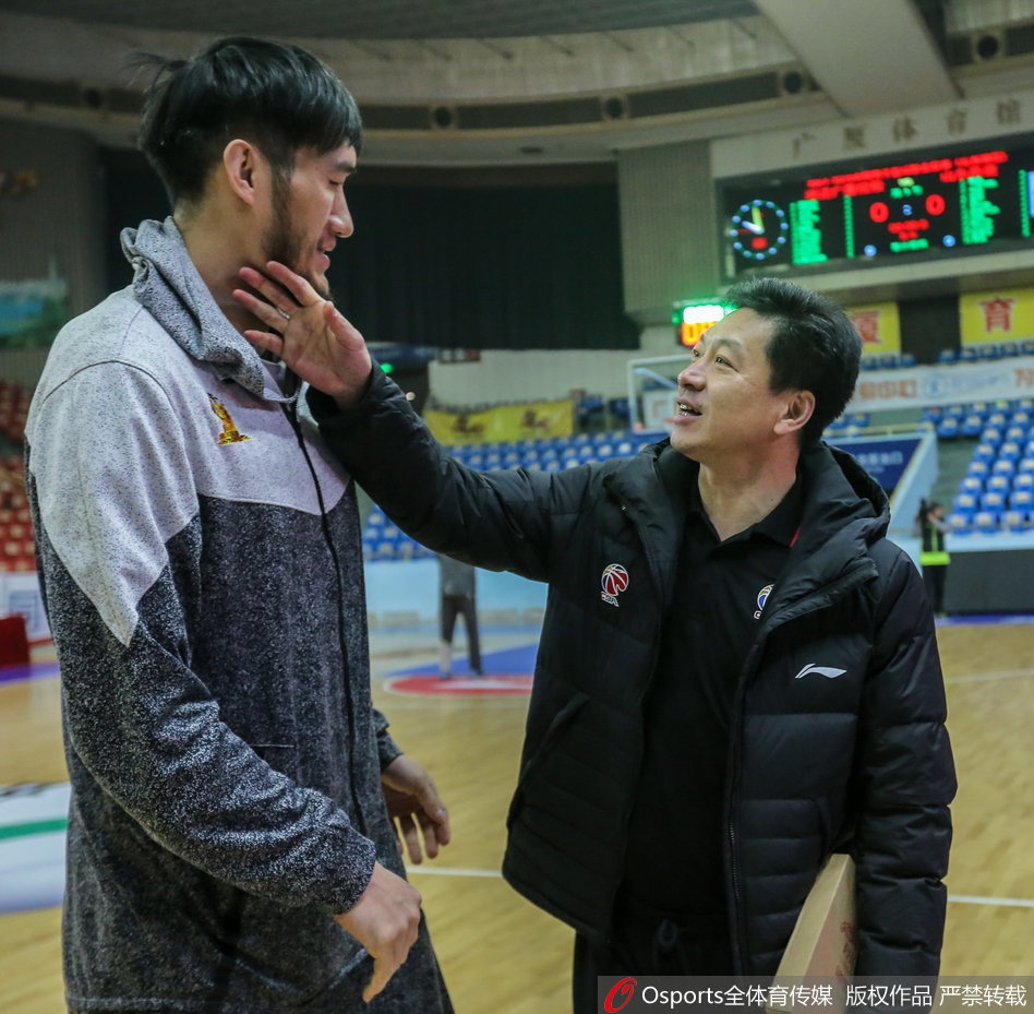 小外援福特森在缝隙中穿梭,像精灵一样抛出手中的篮球,瞬间点燃了训练场的对抗氛围。