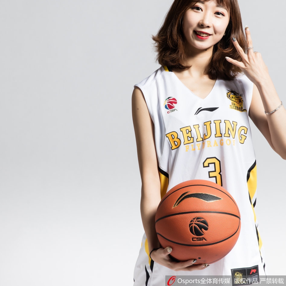 啦啦队员手持金色花球,腾空跃起,瞬间定格力与美。