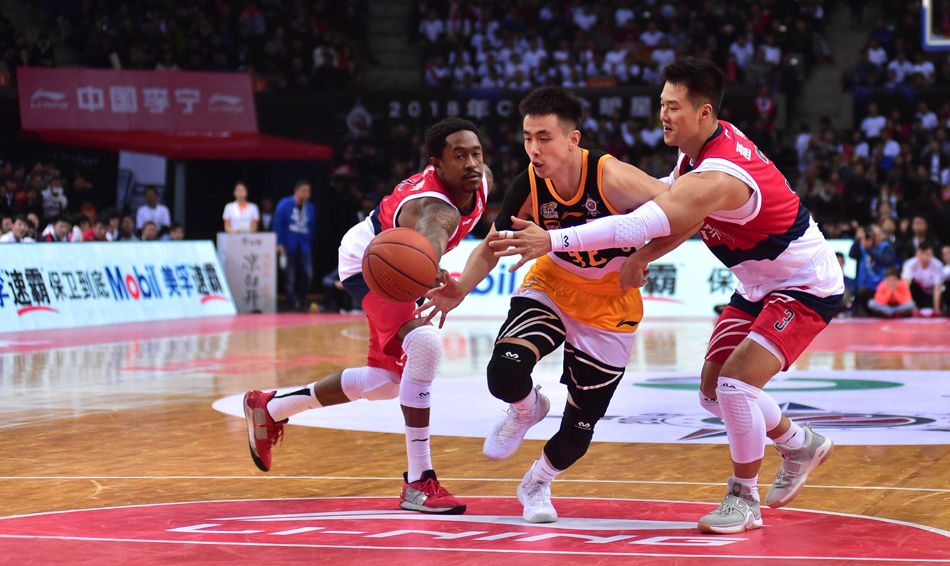 南区球员们围成一圈,紧紧靠在一起,高喊着口号互相鼓励,团队的力量在这一刻凝聚。