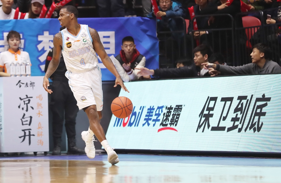 贾诚在孙桐林的头顶摘下前场篮板，面对三人合围强硬补篮命中，这一刻他不再是小将，而是山东内线最可靠的磐石。