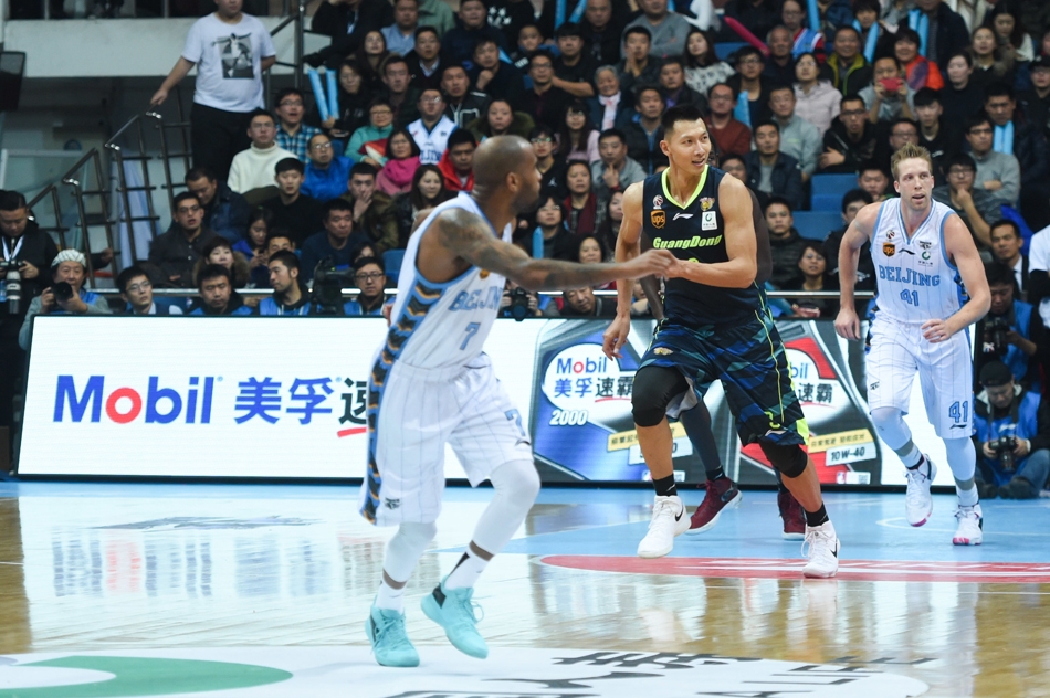 易建联迎着防守悍将王骁辉的长臂，在三分线外果断出手，篮球空心入网，这一球吹响了广东队下半场疯狂反扑的号角。