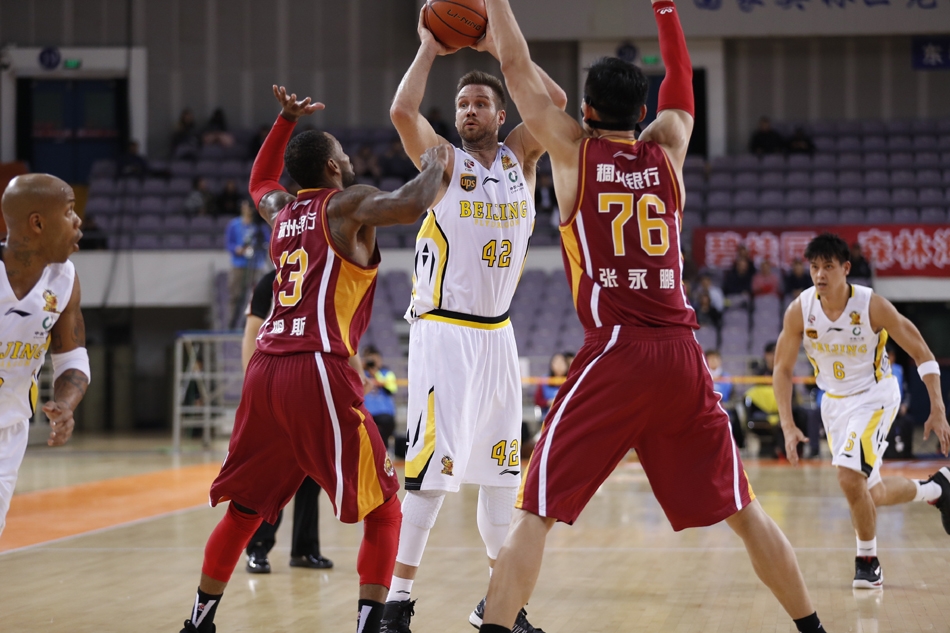 虽然比分落后，但杨敬敏手感火热，接球后果断出手，皮球在空中划出一道美丽的弧线，精准坠入网窝，这是他全场稳定发挥的缩影。