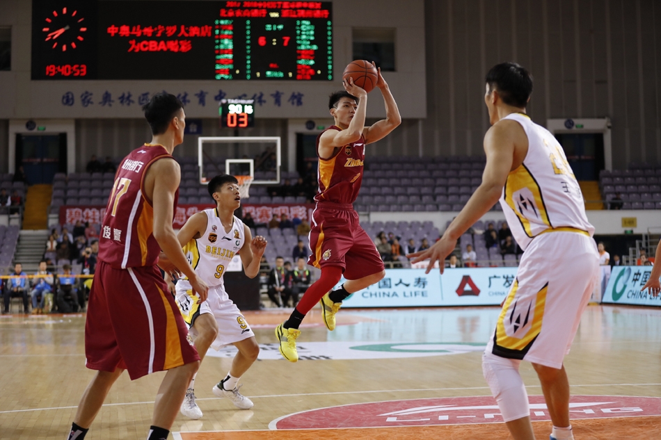 约旦板爷阿巴斯高高跃起，在与浙江队年轻内线的争抢中稳稳收下篮板，落地瞬间眼神已望向全场，准备发动标志性的反击快攻。