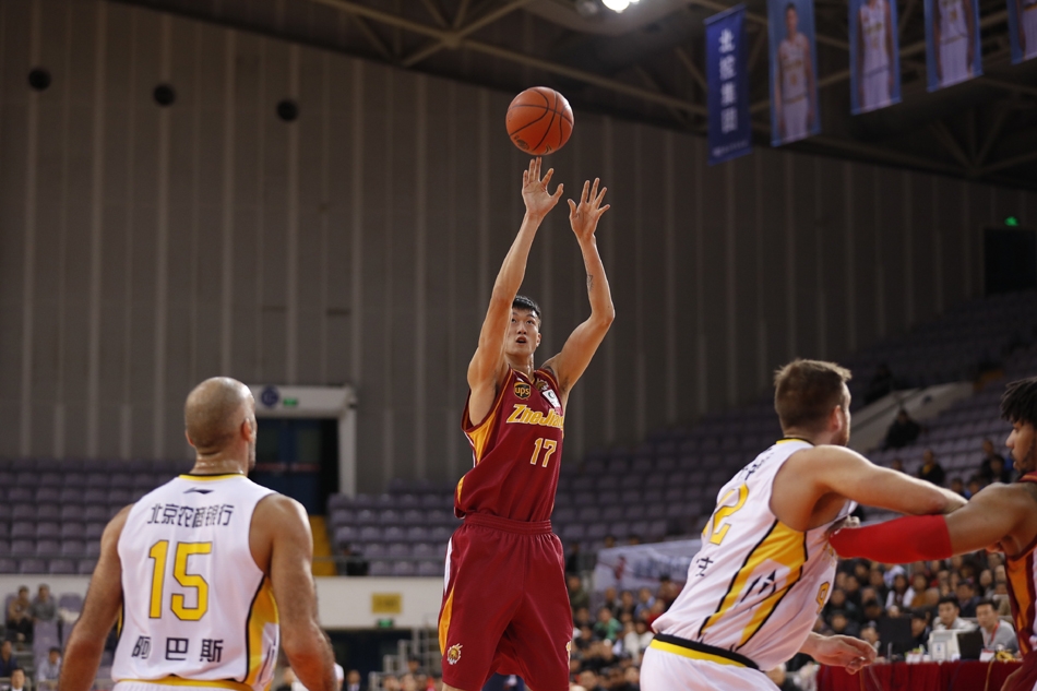 浙江队核心吴前面对防守，手起刀落命中关键三分，出手后他的手指依然指向天空，眼中满是属于年轻领袖的自信与锋芒。