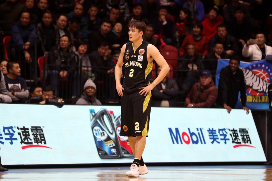 丁彦雨航扛着防守悍将西热力江的撕咬，在失去重心的瞬间强行将球抛向篮筐，眼神里满是不甘与对胜利的极度渴望。