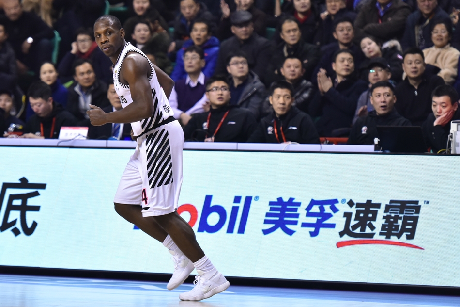 新疆队核心亚当斯在辽宁队赵继伟的死缠烂打式贴防下,依然冷静地观察着场上局势,试图通过标志性的背后运球变向寻找那一丝突破的缝隙。