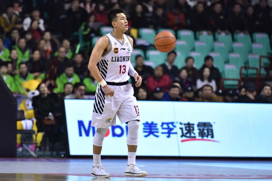 辽宁队组织后卫赵继伟面对西热力江的死亡缠绕,从容不迫地指挥着队友跑位,他敏锐地捕捉到队友的切入时机,送出一记穿透力极强的击地妙传。