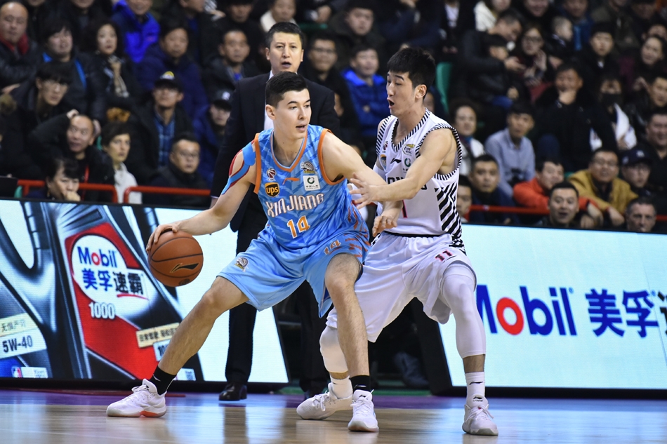 亚当斯在失去平衡的瞬间,依然凭借超强的个人能力将球投向篮筐,但面前是辽宁队如同遮天蔽日般的防守手掌,仿佛在诉说他今晚独木难支的困境。