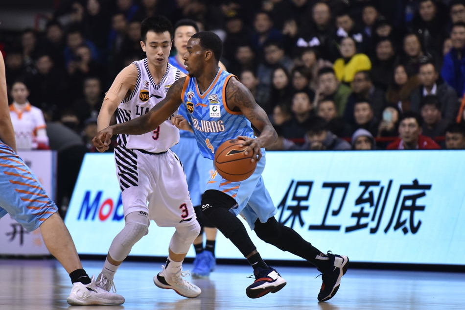 辽宁队当家后卫郭艾伦犹如一道白色闪电,瞬间加速过掉防守球员,在新疆队三人合围的缝隙中,用一记高难度的低手上篮将球送入篮筐,动作一气呵成。