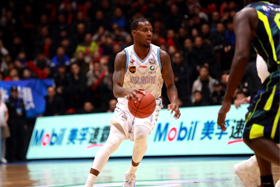 新疆新援利马旱地拔葱，在广东内线头顶完成双手暴扣，拿下个人CBA生涯第一分，硬汉气质尽显无疑。