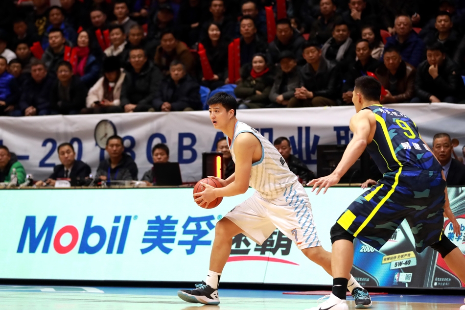 达柳斯-亚当斯在广东队多人围堵下高高跃起，眼神如刀，三分线外手起刀落，用末节14分的无解表现亲手埋葬了比赛悬念。