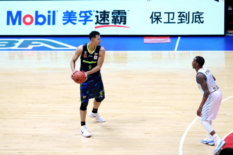 西热力江在比赛最后时刻命中关键三分，为广东队钉上最后一颗棺材钉，他振臂怒吼，红山体育馆瞬间沦为欢乐的海洋。