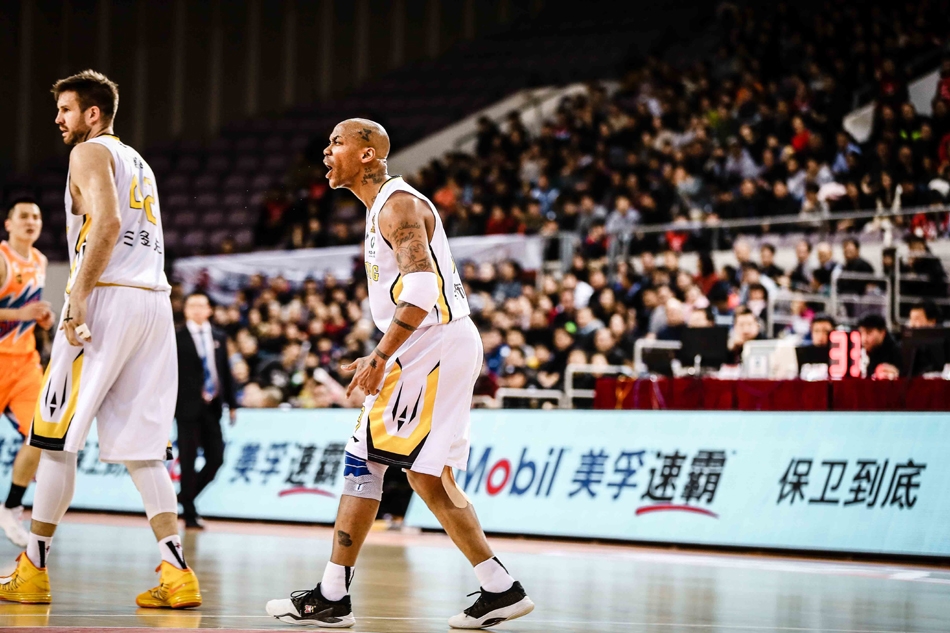 马布里鬼魅般的突破，右腿开路如尖刀般撕开上海防线，老将的执着写满脸上