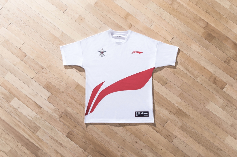 北区明星赵继伟身着黄白相间的装备在场边神情专注,简约的现代剪裁与经典的北区配色相得益彰,让他无论在场上下都散发着冷静的领袖气质。