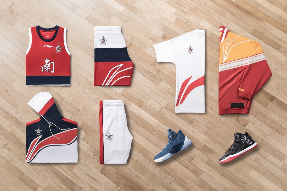 大学生扣篮王张健豪如惊雷般腾空,他飞跃队友的高难度动作定格在空中,身着白色训练服的身影不仅征服了篮筐,更打破了职业与校园的壁垒,创造了历史。