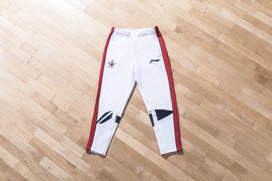 南区领袖易建联腾空而起,单手劈扣!他身着的红黑战袍在灯光下猎猎作响,这一扣不仅震撼了篮筐,也为他即将到手的MVP奖杯添上了最重的一码。