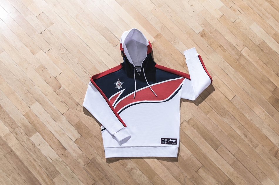 镜头切换到北区更衣室,藏蓝色的基调沉稳而硬朗,每一件挂在衣架上的帽衫和短裤都透露着北区明星们内敛的霸气,静待大战拉开帷幕。