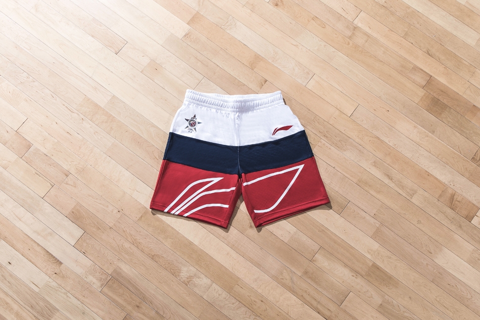 踏入南区明星队的更衣室,映入眼帘的是一片红黑相间的海洋,整齐划一的球衣与热身服静待主人,仿佛在积蓄着南区的王者之气。