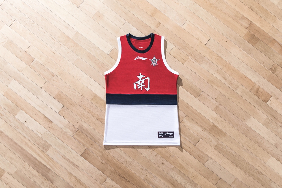 身披南区全明星专属热身T恤的孟铎在场边蓄势待发,红白的配色映衬着他自信的笑容,这件装备注定要在聚光灯下见证南区的荣耀时刻。