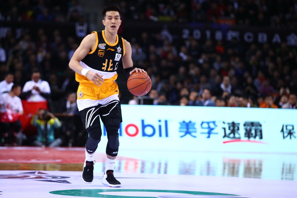 南区队的赵泰隆完成一记势大力沉的单手劈扣后,身体挂在篮筐上,仿佛在享受这一刻飞翔的快感。