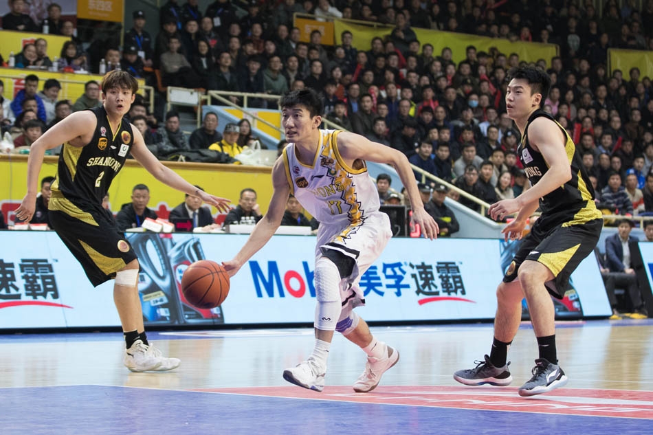 广厦队的老将林志杰在比赛最后时刻命中关键三分后，紧握双拳，仰天长啸，脸上写满了霸气与坚毅，享受着全场的欢呼。