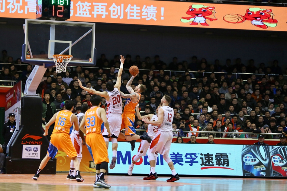 赢球后的山东众将围成一圈,彼此眼中的信任与豪情感染着现场每一个人