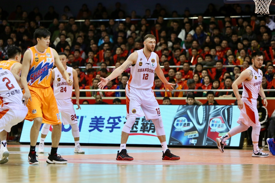 莫泰尤纳斯在多人围堵中强势摘得篮板,肌肉碰撞的硬汉气息扑面而来