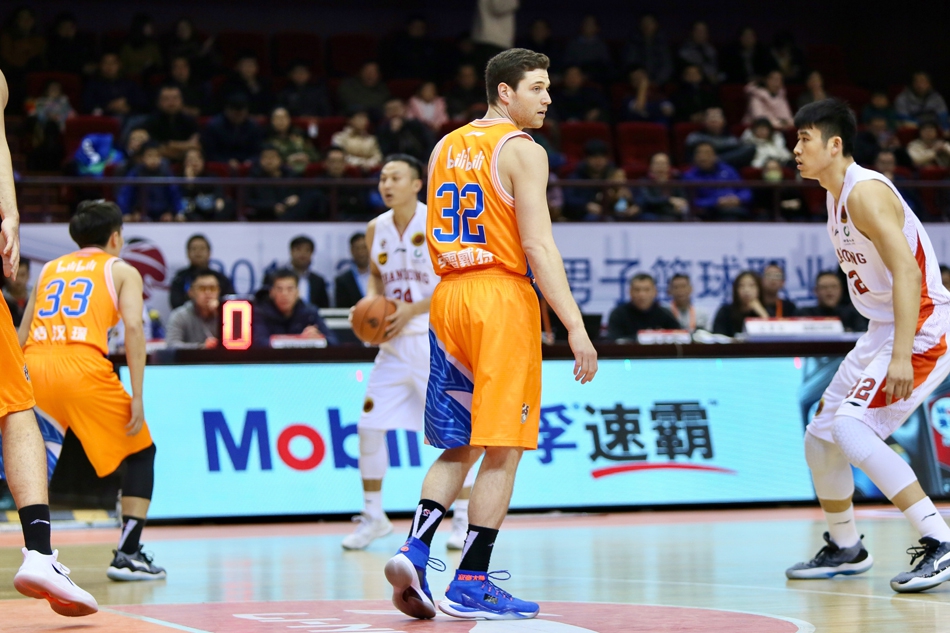 劳森面对防守冷静抛投,灵巧的身姿在巨人丛中划出优美弧线