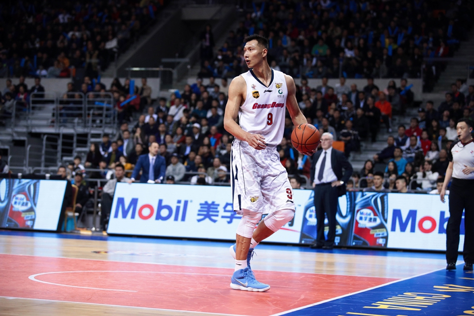 大比分落败后，广东队核心易建联神情严峻地坐在地板上，眼神中透露出不甘与失落，与现场欢庆的辽宁队形成鲜明对比。