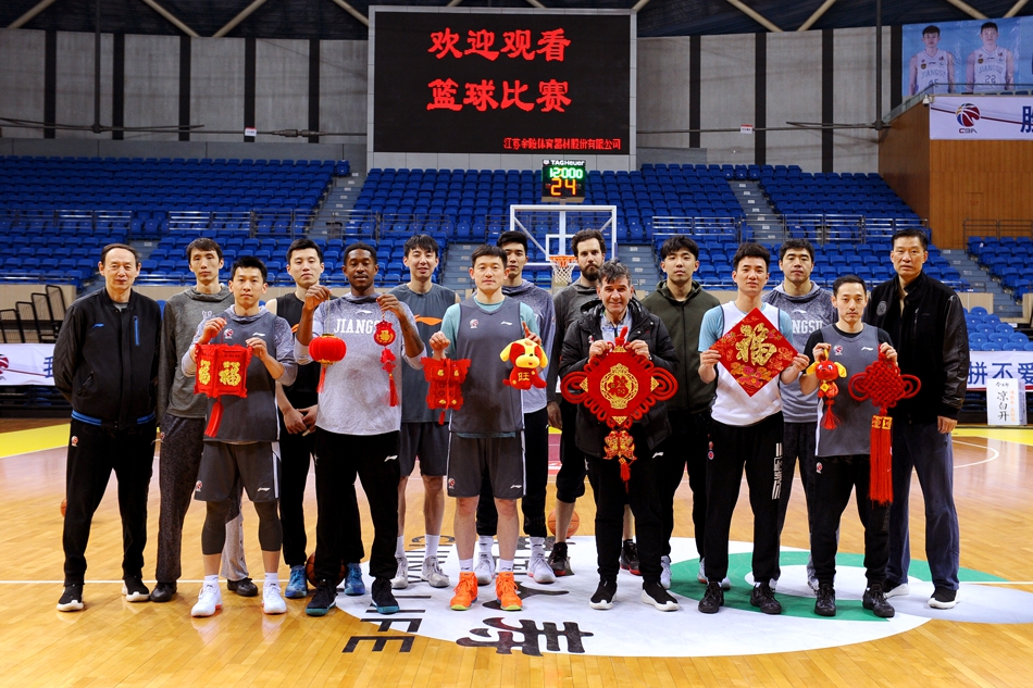 年轻球员们簇拥在一起，对着镜头做出搞怪的新春手势，朝气蓬勃的脸上写满了对新年的憧憬和冲击好成绩的决心。