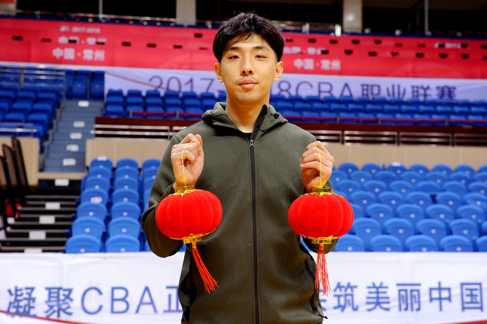 外援拉杜利察入乡随俗，认真学着用中文说“新年好”，他手里拿着一个大大的中国结，对中国传统文化充满了好奇与敬意。