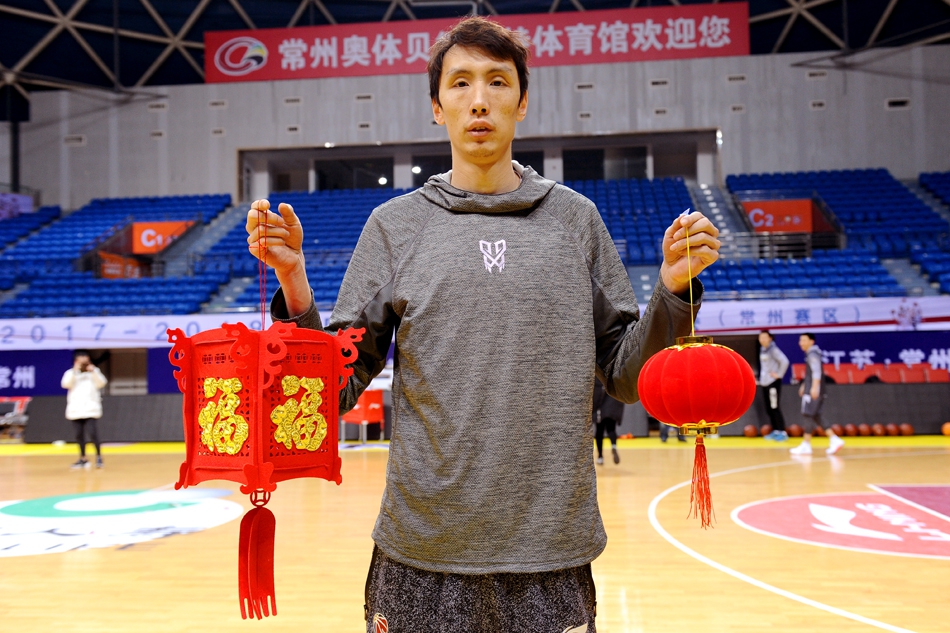 球员们拿着红包和春联，互相打趣逗乐，更衣室里充满了欢声笑语，平日里紧张严肃的气氛被节日的快乐完全取代。