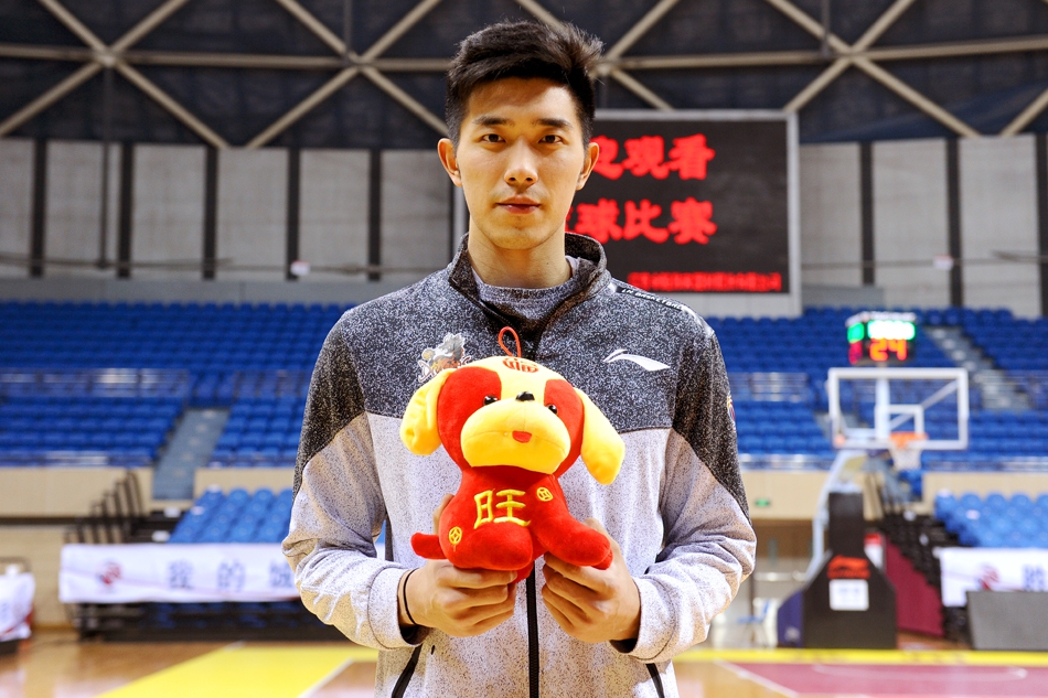 江苏肯帝亚的硬汉们卸下战袍，围坐在一起展示手写的春联，队长易立手持福字，笑容温暖如春，铁血战队也有柔情一面。