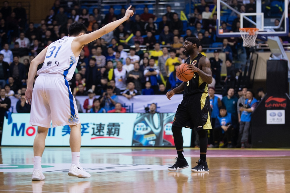 丁彦雨航在江苏队严密防守下如蛟龙出海，空中拉杆上演高难度上篮，瞬间点燃客场战火