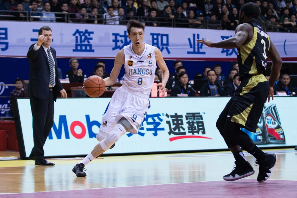 山东高速男篮全员士气高涨，替补席球员挥动毛巾激情庆祝，为场上队友的精彩表现忘情呐喊