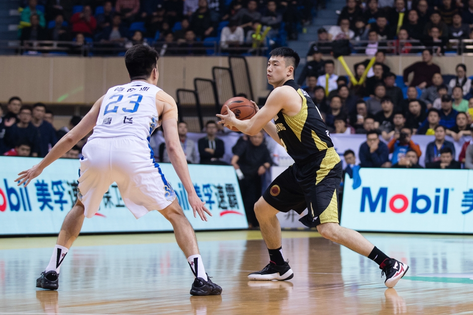 山东队外援劳森如精灵般穿梭于防守丛林中，人缝中穿越挑篮得手，展现出NBA级别的控球与终结能力