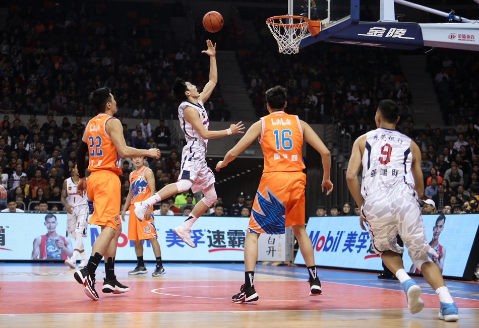 面对上海队明纳拉斯的贴防，易建联用标志性的金鸡独立跳投从容应对