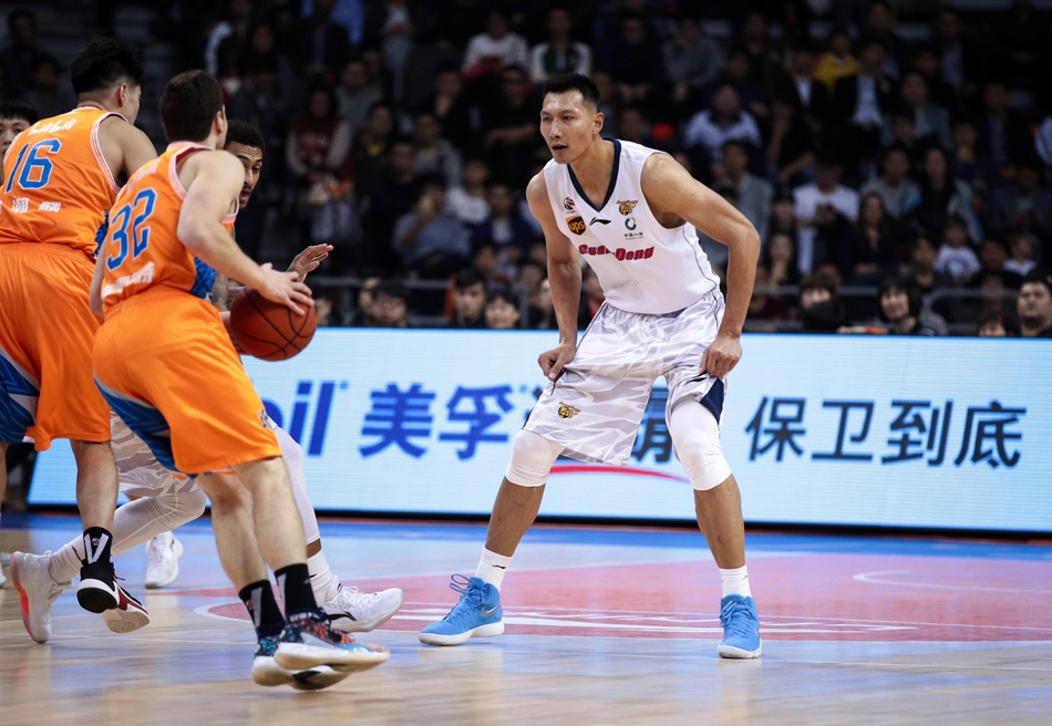 周湛东奋力拼抢地板球，他的每一次积极拼抢都为广东队赢得了宝贵的进攻机会