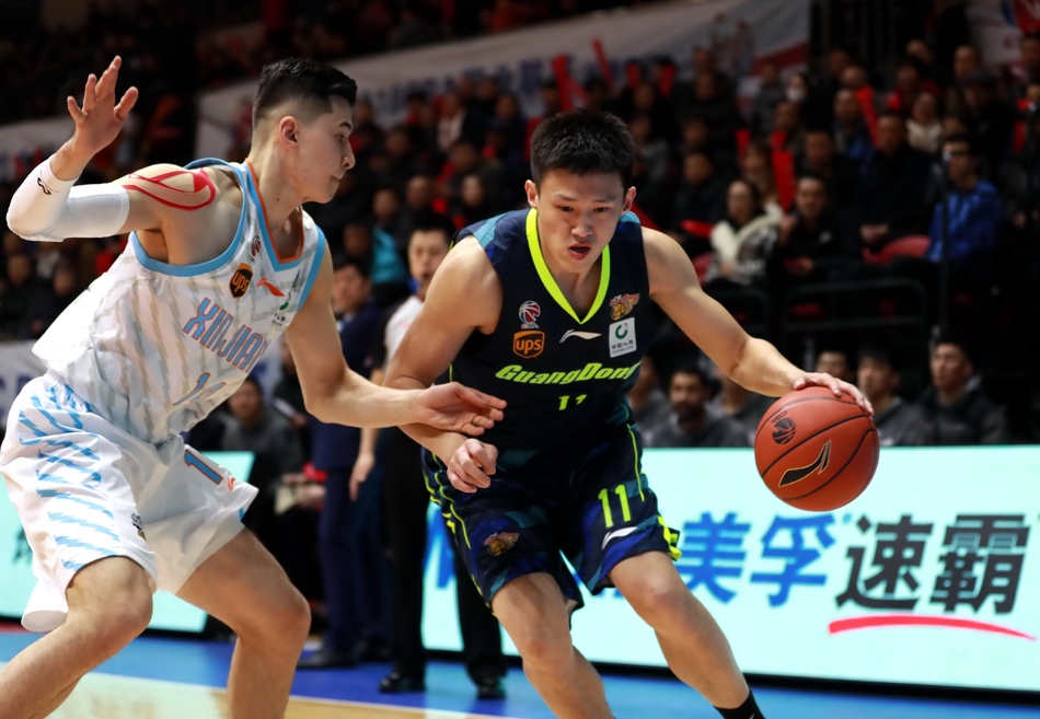 李根背身单打，肌肉碰撞间完成高难度后仰跳投，此役他三分球9投6中，用31分的赛季新高宣告了自己的价值。