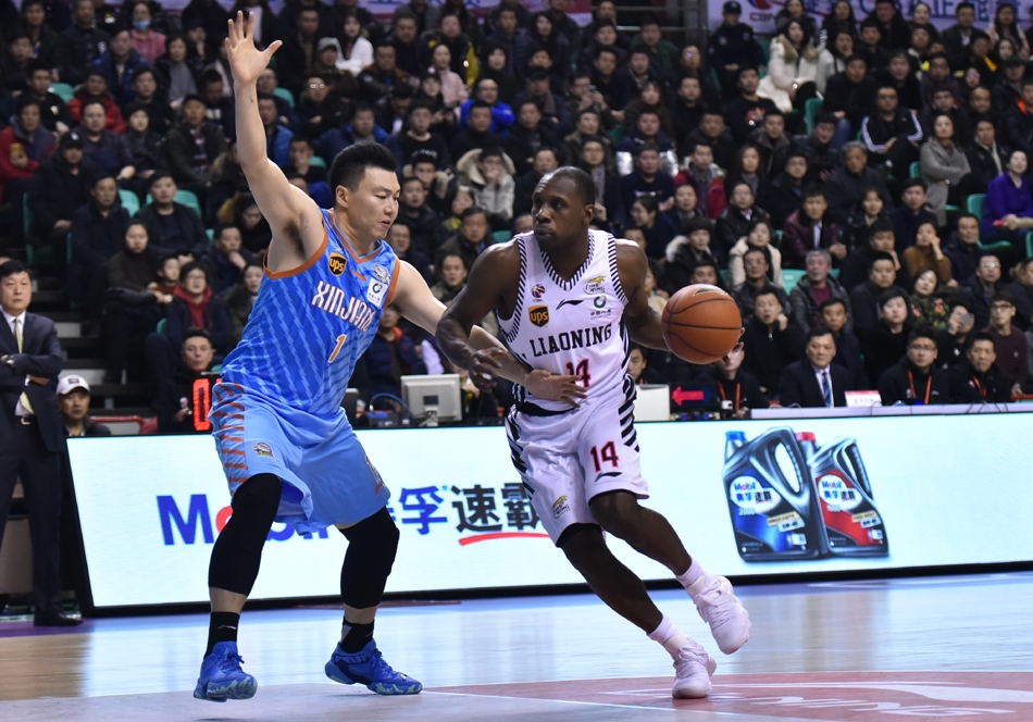 辽宁队外援巴斯在新疆队内线严密防守下,依然凭借强大的核心力量强行起飞,以一记势大力沉的单手劈扣终结进攻,瞬间点燃了主场球迷的激情。