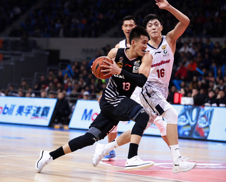 辽宁外援巴斯在广东内线易建联和任骏飞的头顶上演双手大力灌篮，展现了他劲爆的身体天赋和冲击力。