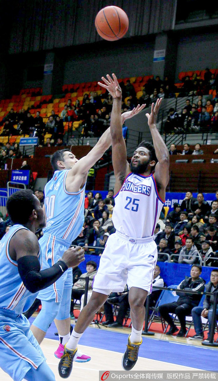 天津队时德帅在边线遭遇包夹，他身形一晃闪出传球角度，眼神坚定地观察队友跑位，展现出球队核心的冷静与担当。